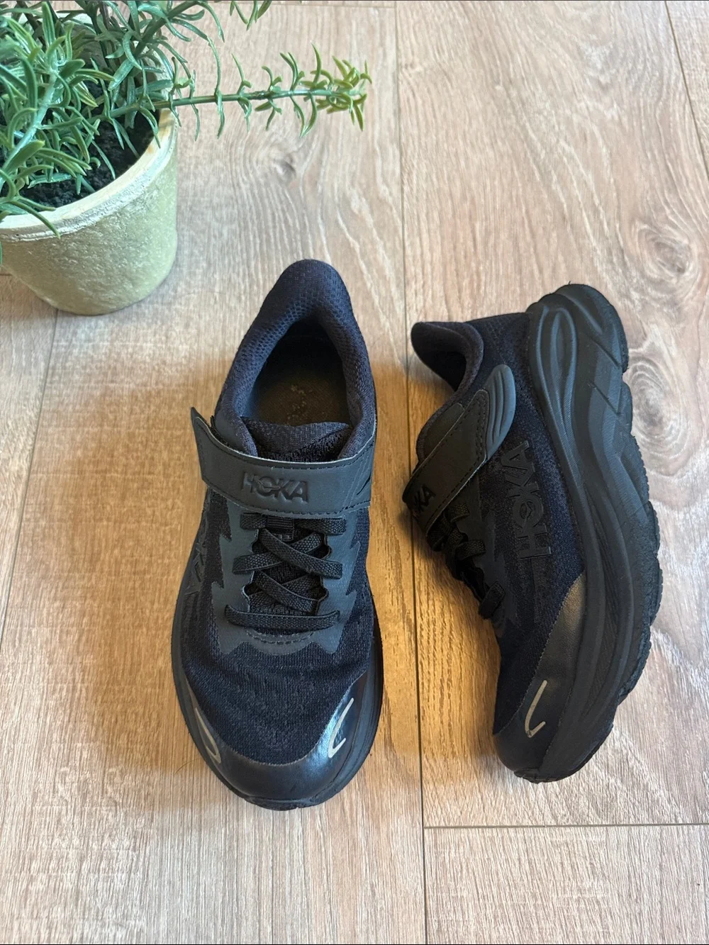 HOKA CLIFTON 10 BLACK TODDLER SNEAKERS WITH VELCRO SIZE 13.5 EUC